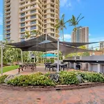 Beautiful 3-Bedroom Haven In Surfers Paradise