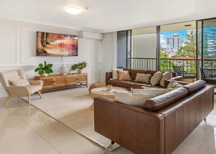 Beautiful 3-Bedroom Haven In Surfers Paradise