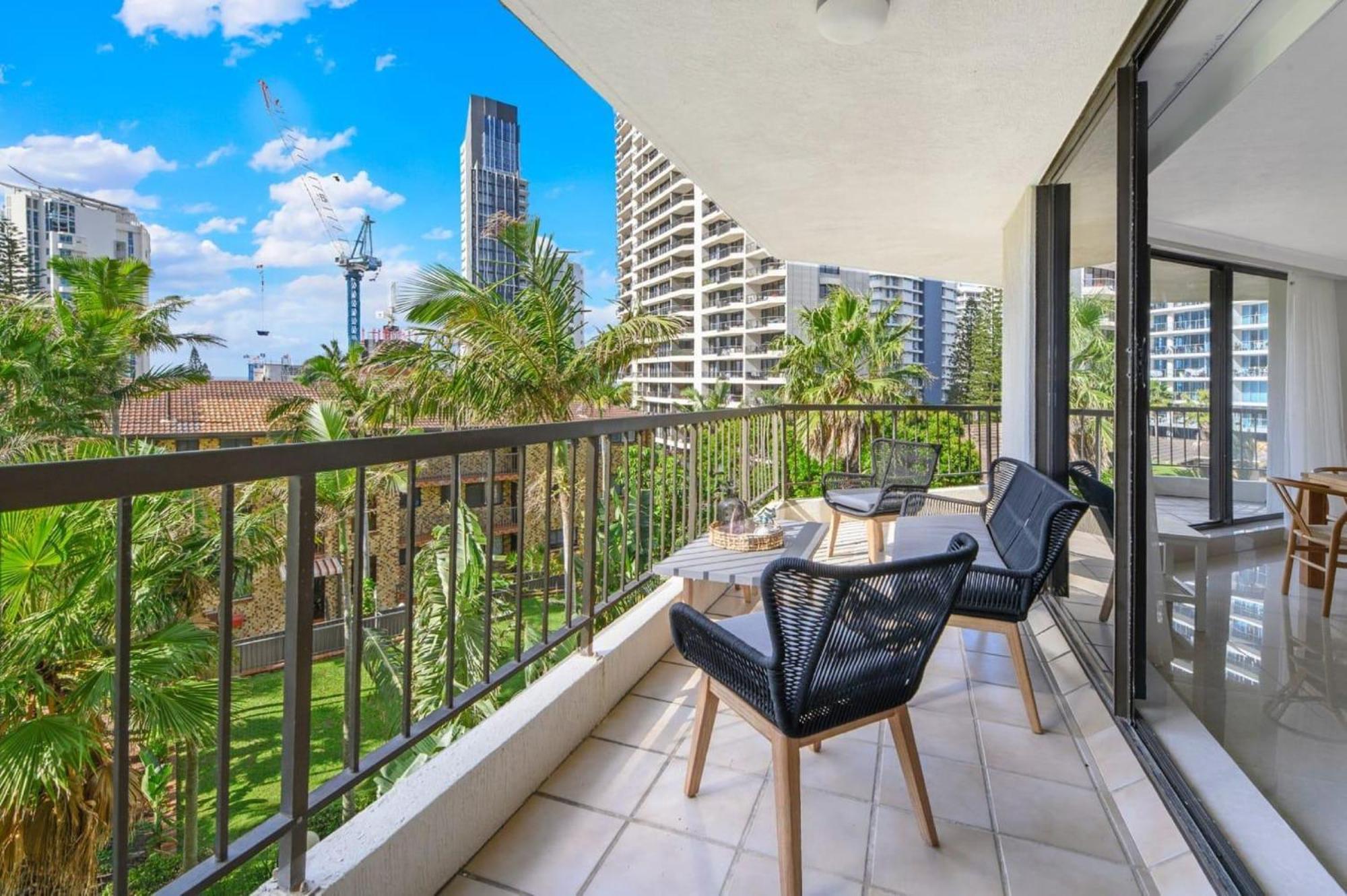 Beautiful 3-bedroom Haven In Surfers Paradise