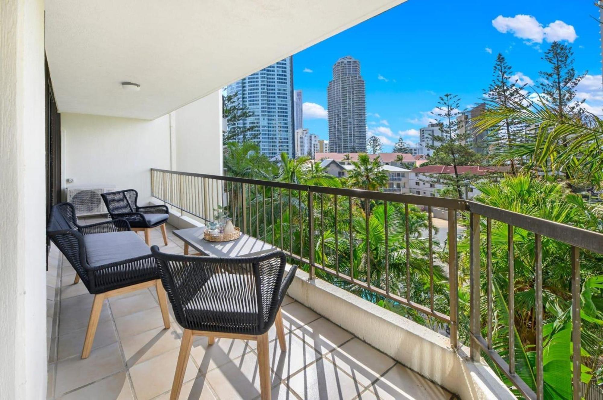 Beautiful 3-bedroom Haven In Surfers Paradise *