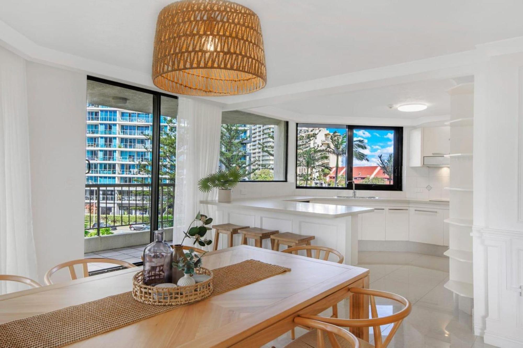 Beautiful 3-bedroom Haven In Surfers Paradise Gold Coast