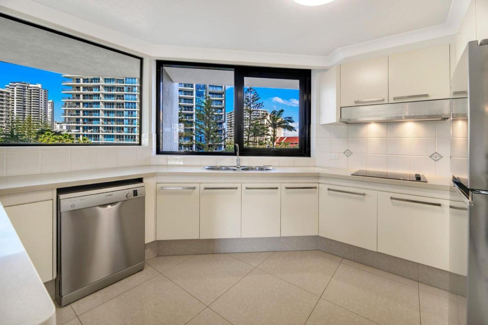 Beautiful 3-bedroom Haven In Surfers Paradise Apartment *