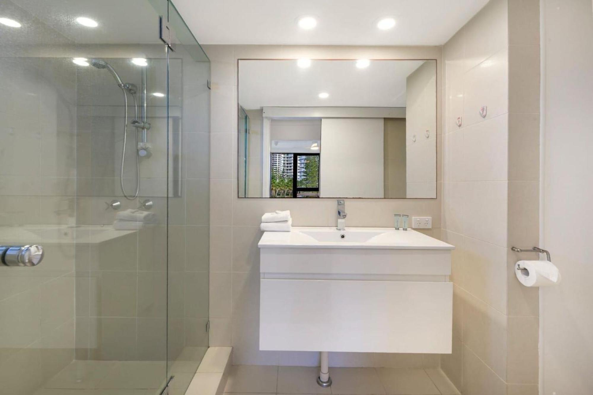 Beautiful 3-bedroom Haven In Surfers Paradise Apartment